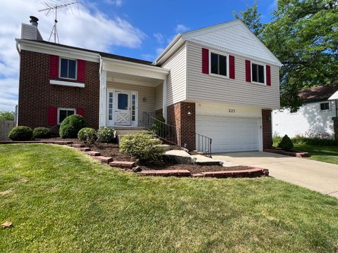 Photo of 227 AUGUSTA Drive, Vernon Hills, IL 60061 (MLS # 12469327)