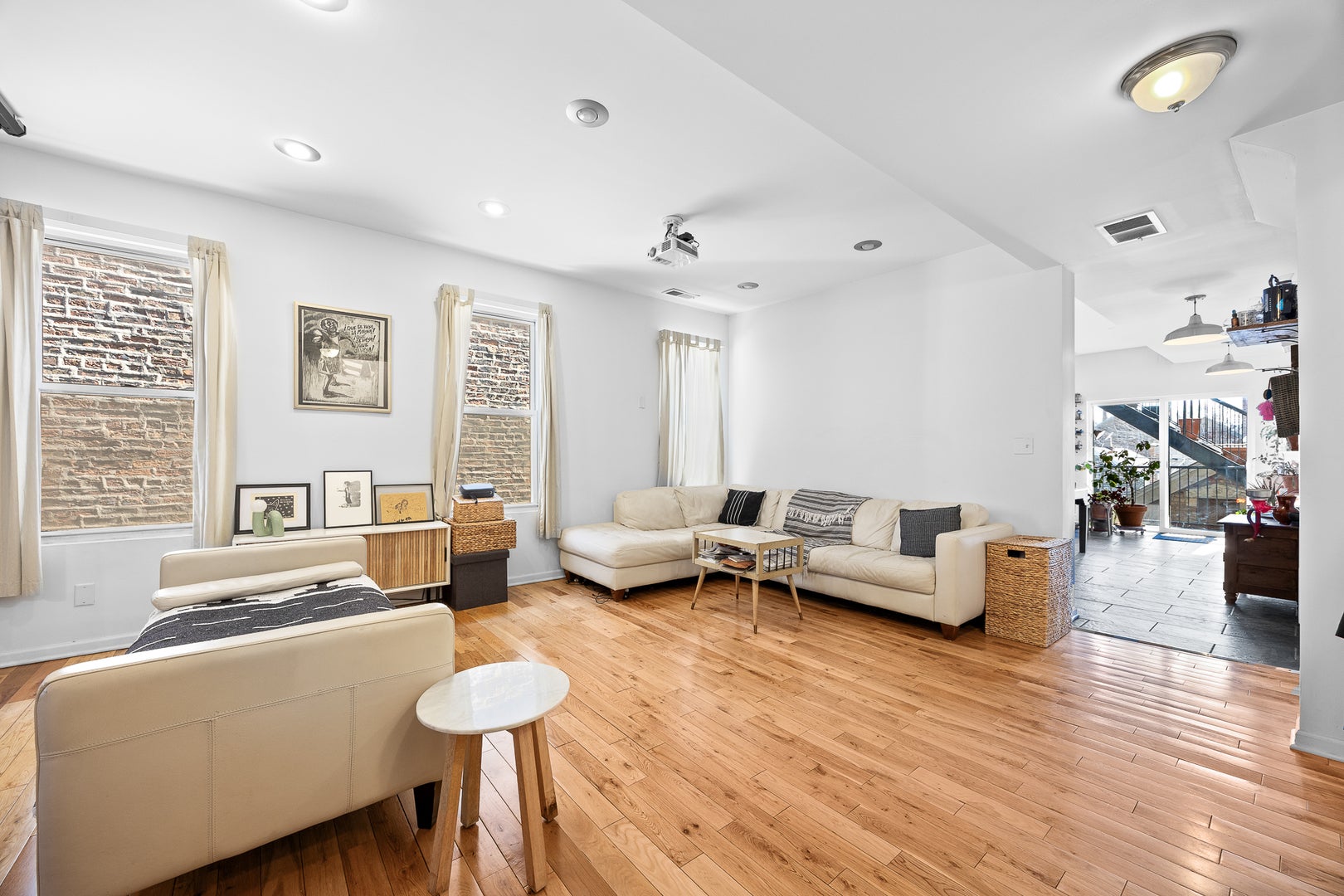 1527 W 18th Place