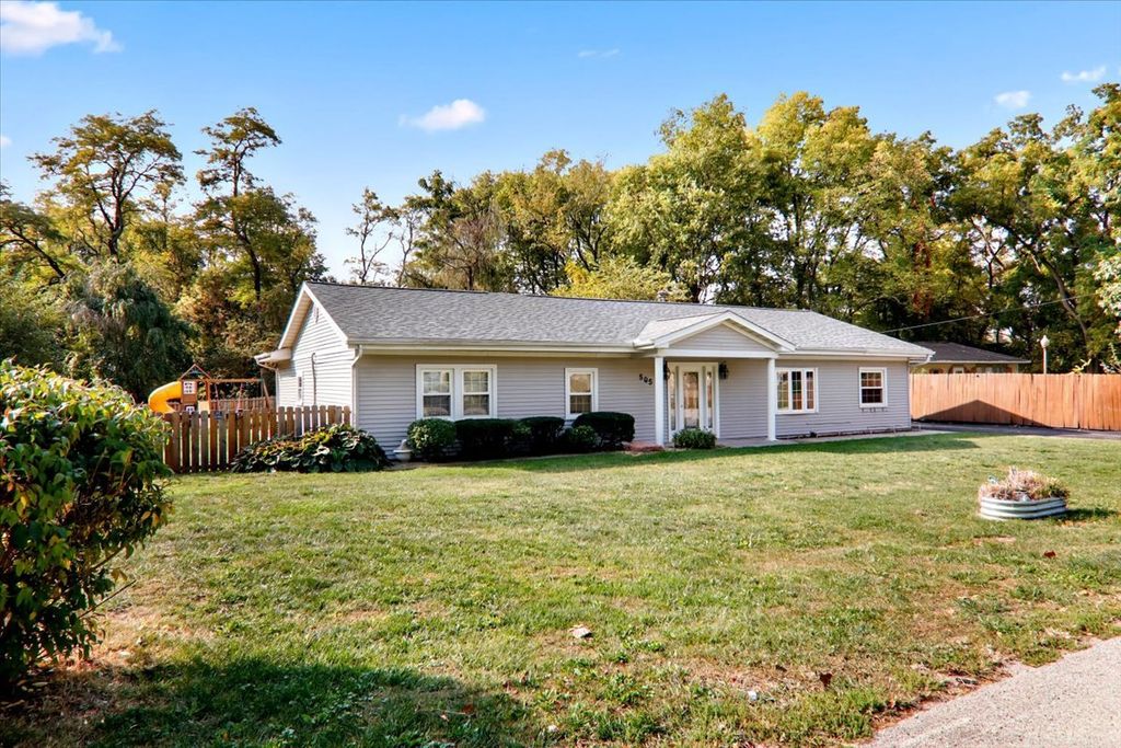 Photo for 505 E Vorey Street, Heyworth, IL 61745 (MLS # 12497948)