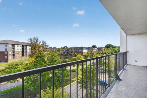 Tiny photo for 2015 S Finley Road S #608, Lombard, IL 60148 (MLS # 12786150)