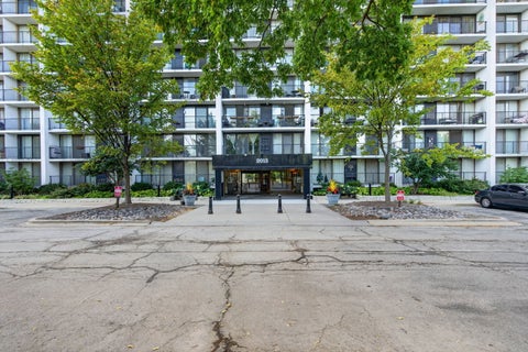 Tiny photo for 2015 S Finley Road S #608, Lombard, IL 60148 (MLS # 12786150)