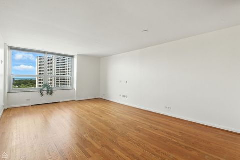 Tiny photo for 720 W Gordon Terrace #16E, Chicago, IL 60613 (MLS # 12457095)