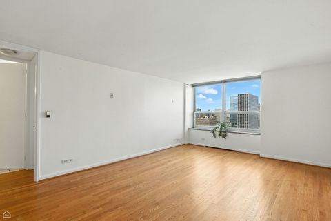 Tiny photo for 720 W Gordon Terrace #16E, Chicago, IL 60613 (MLS # 12457095)