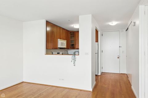 Tiny photo for 720 W Gordon Terrace #16E, Chicago, IL 60613 (MLS # 12457095)