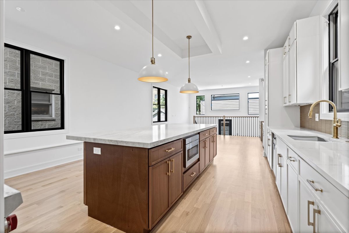 3140 N Leavitt Street