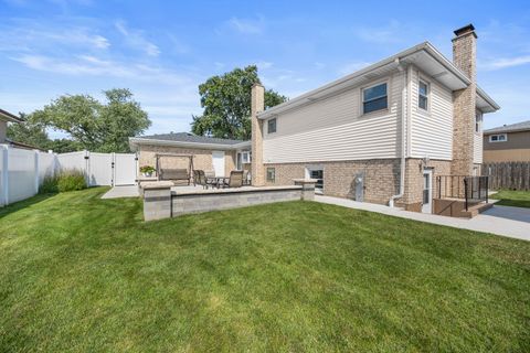 Tiny photo for 865 Love Street, Elk Grove Village, IL 60007 (MLS # 12440028)
