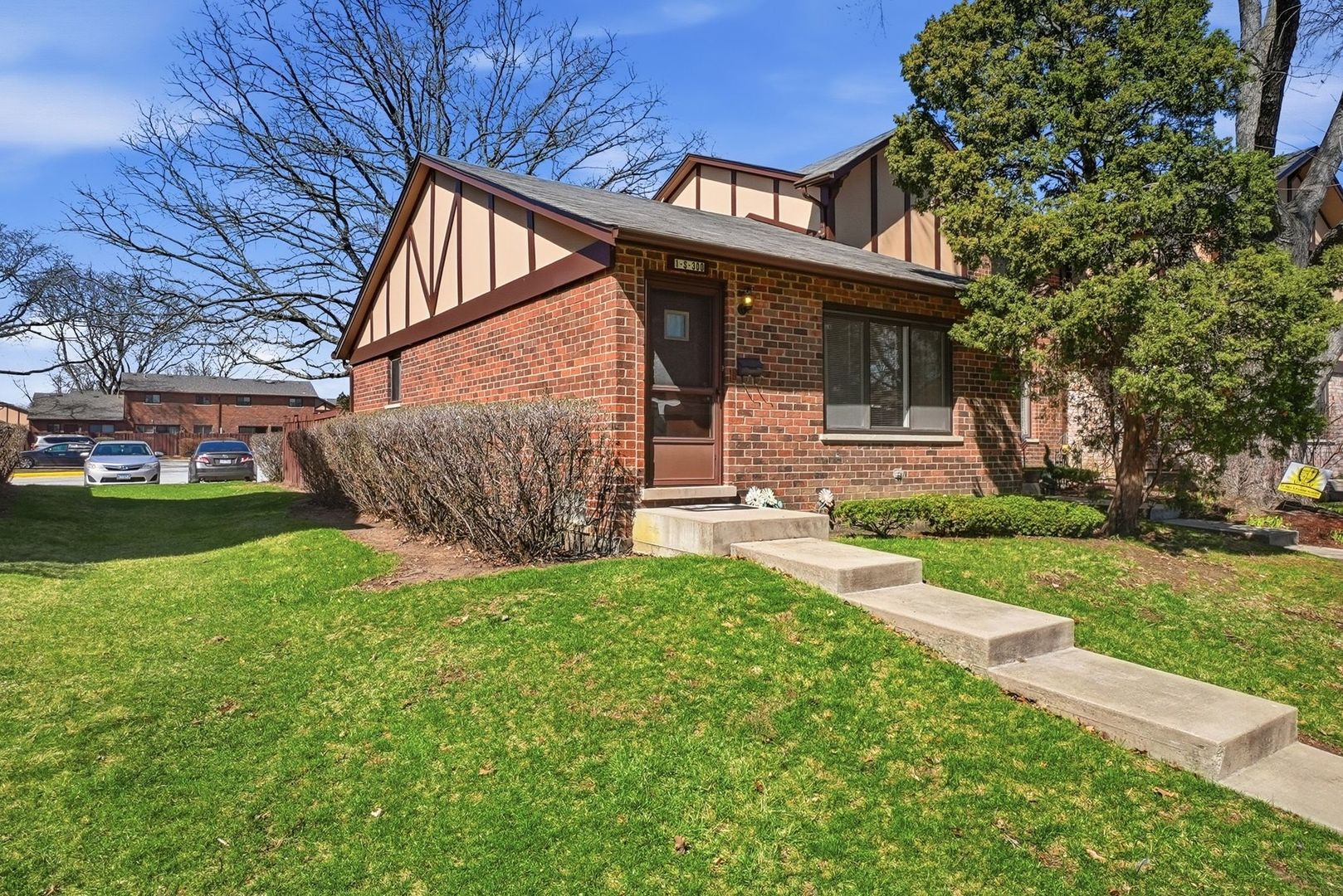 1S300 Stratford Lane