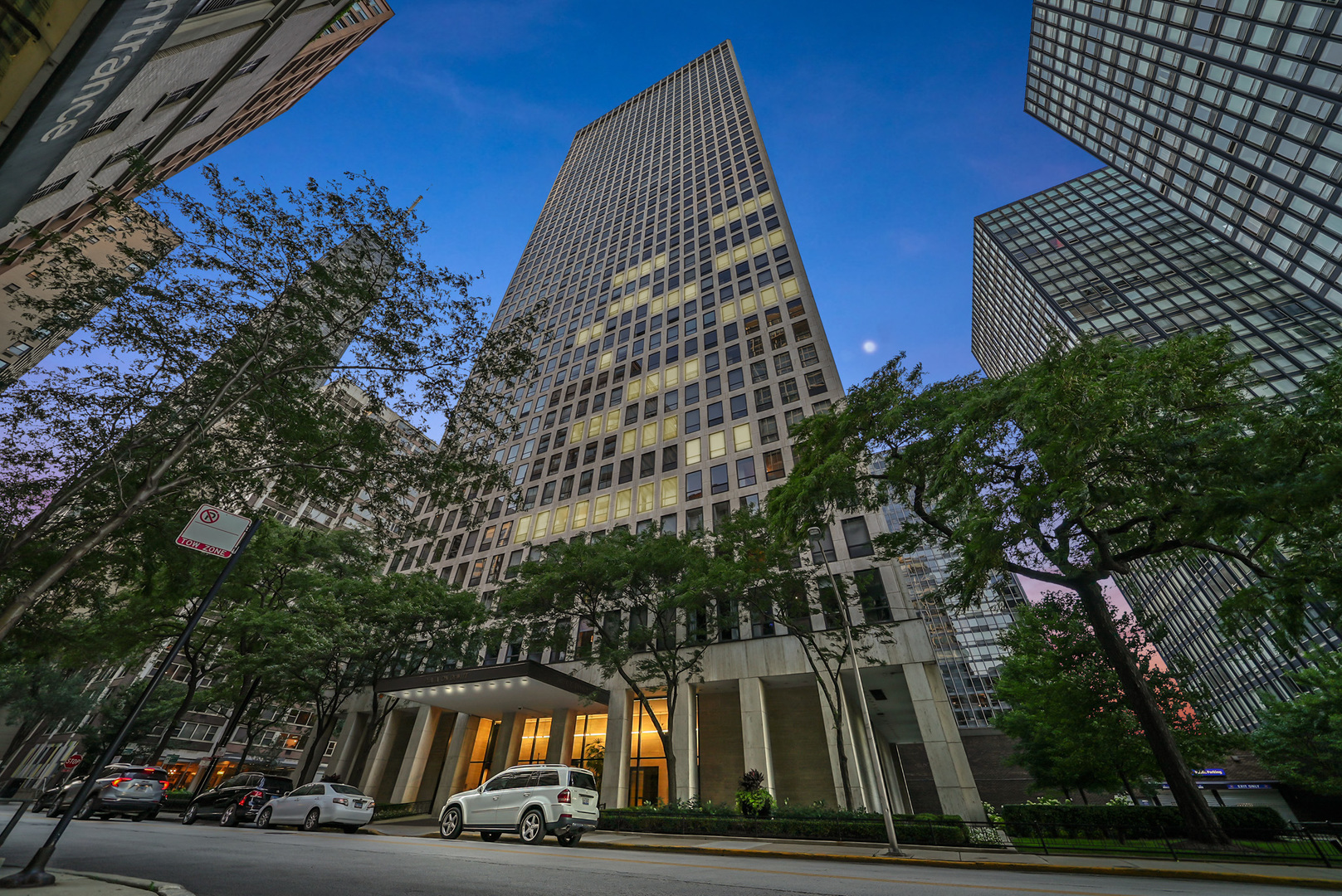 260 E CHESTNUT Street 3001