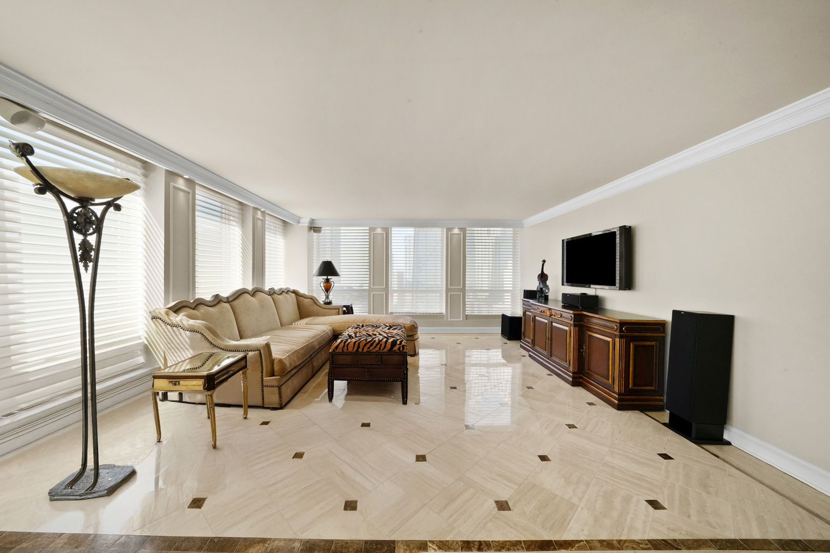 260 E CHESTNUT Street 3001