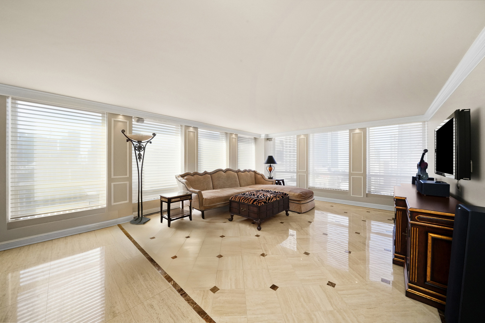 260 E CHESTNUT Street 3001