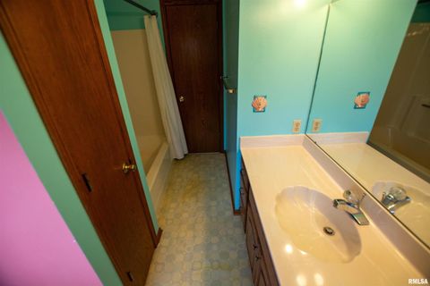 Tiny photo for 591 BreezyPointe Drive, Clinton, IA 52732 (MLS # QC4259920)