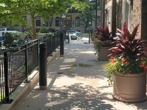 Tiny photo for 1531 N Sandburg Terrace, Chicago, IL 60610 (MLS # 12482537)