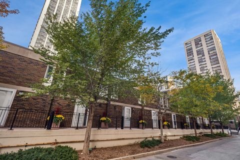 Tiny photo for 1531 N Sandburg Terrace, Chicago, IL 60610 (MLS # 12482537)