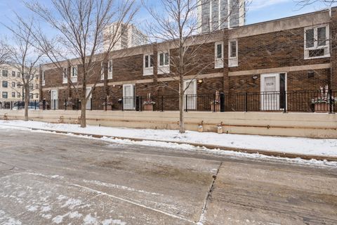 Tiny photo for 1531 N Sandburg Terrace, Chicago, IL 60610 (MLS # 12482537)