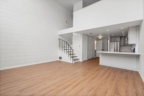 Tiny photo for 1531 N Sandburg Terrace, Chicago, IL 60610 (MLS # 12482537)