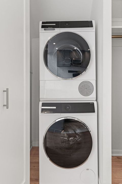 Tiny photo for 1531 N Sandburg Terrace, Chicago, IL 60610 (MLS # 12482537)