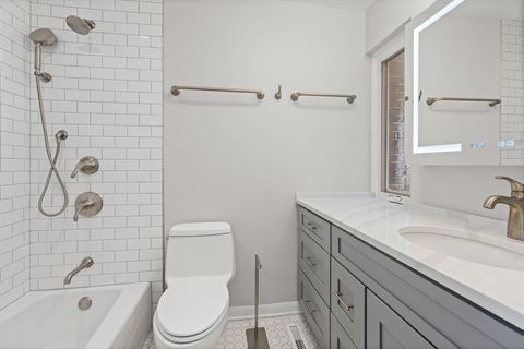Tiny photo for 1531 N Sandburg Terrace, Chicago, IL 60610 (MLS # 12482537)