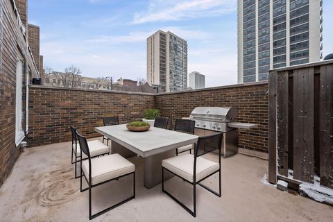Tiny photo for 1531 N Sandburg Terrace, Chicago, IL 60610 (MLS # 12482537)