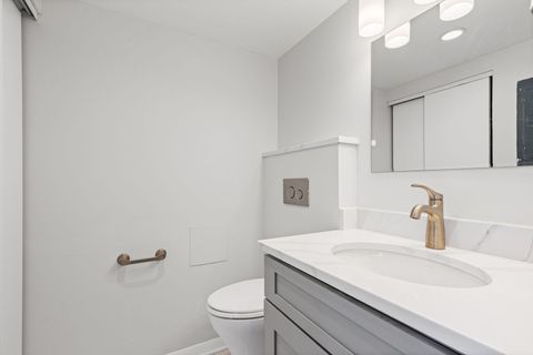 Tiny photo for 1531 N Sandburg Terrace, Chicago, IL 60610 (MLS # 12482537)