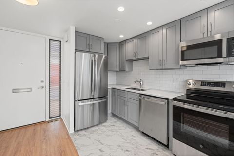 Tiny photo for 1531 N Sandburg Terrace, Chicago, IL 60610 (MLS # 12482537)