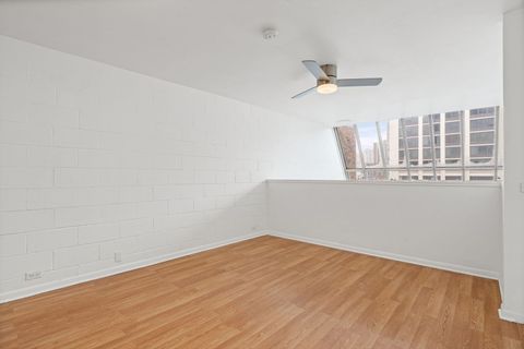 Tiny photo for 1531 N Sandburg Terrace, Chicago, IL 60610 (MLS # 12482537)
