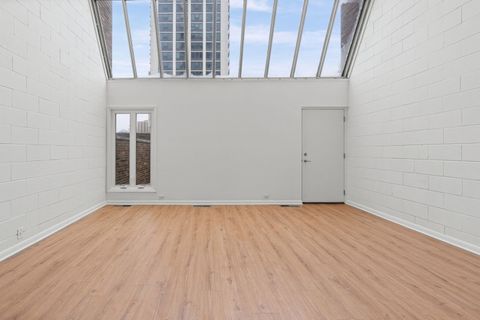 Tiny photo for 1531 N Sandburg Terrace, Chicago, IL 60610 (MLS # 12482537)