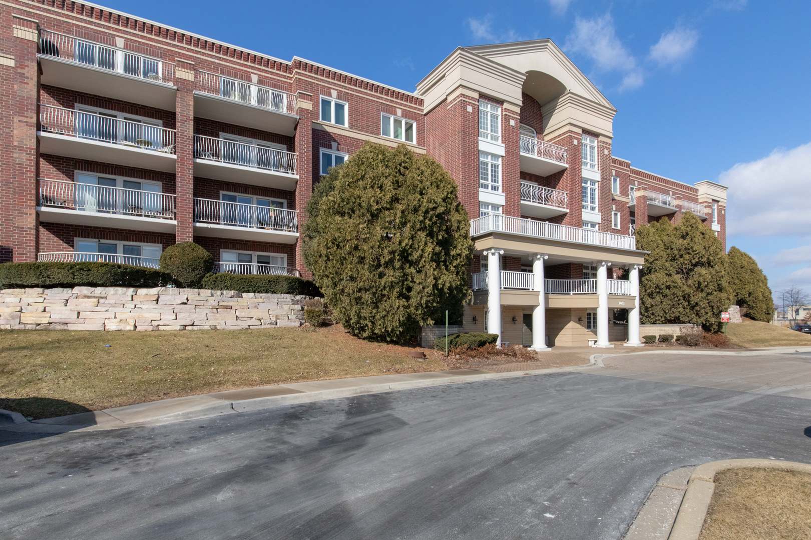 7031 W Touhy Avenue 201