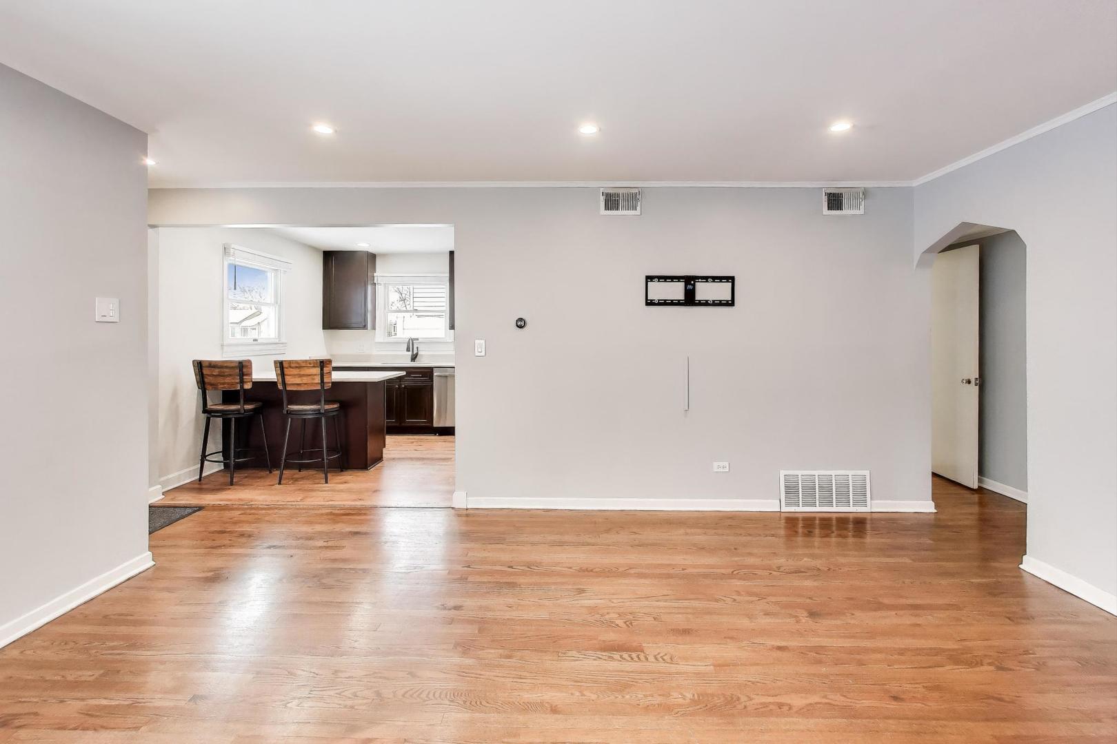 6116 S Neenah Avenue