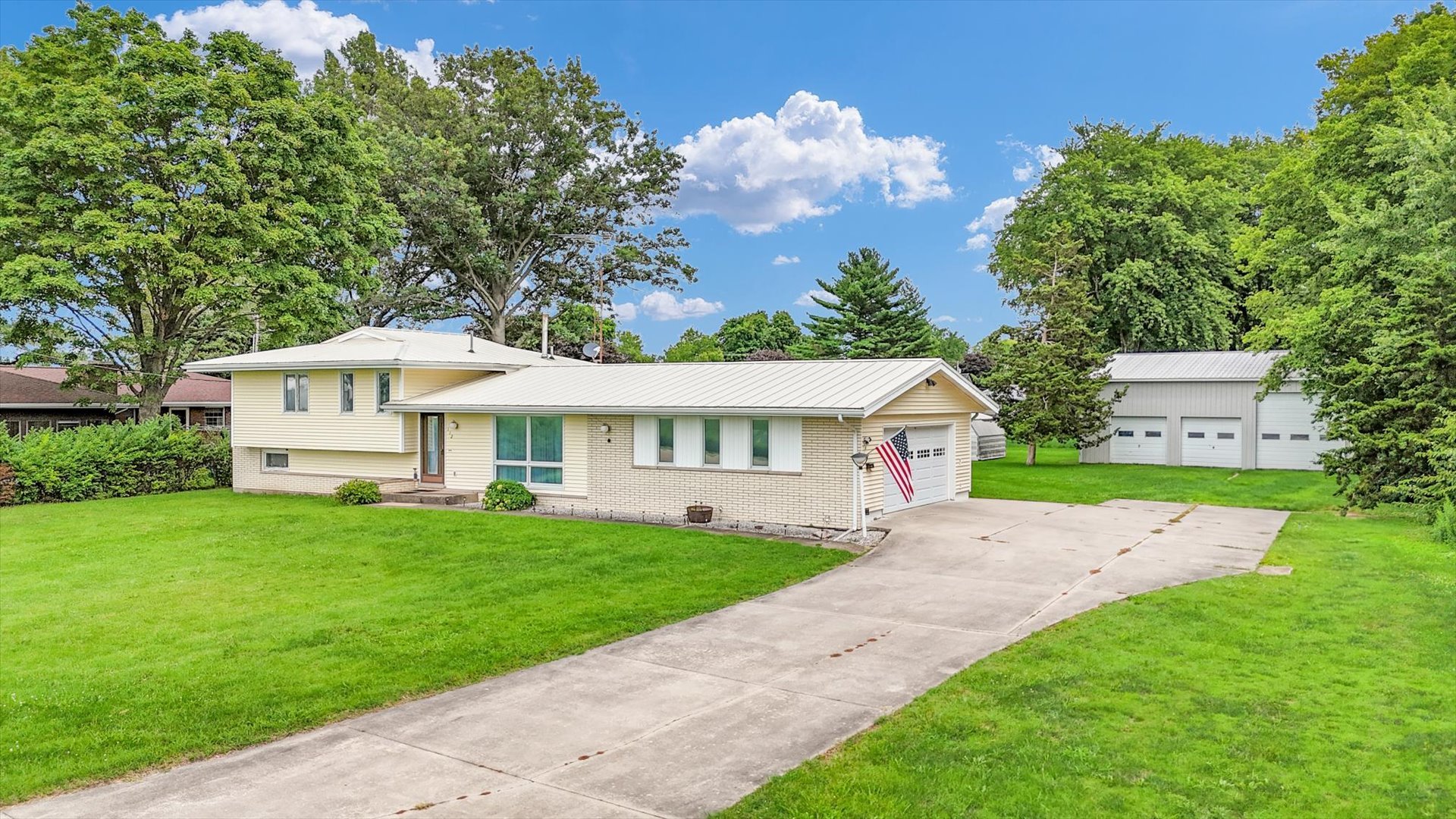 811 E ST RT 133 Street
