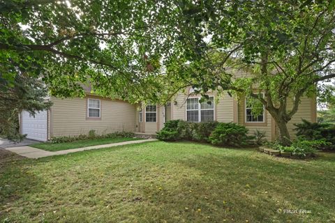 Photo of 1561 Cumberland Parkway, Algonquin, IL 60102 (MLS # 12498844)