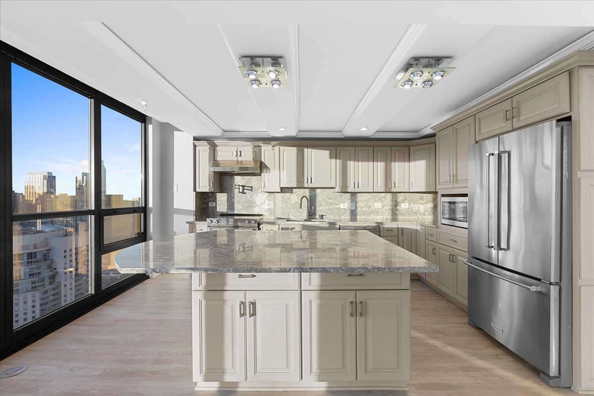 10 E Ontario Street 4801-02