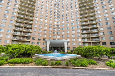 Photo of 7061 N Kedzie Avenue #1605, Chicago, IL 60645 (MLS # 12657406)