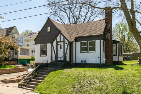 Tiny photo for 209 E Pleasant Street, Davenport, IA 52803 (MLS # 12624710)
