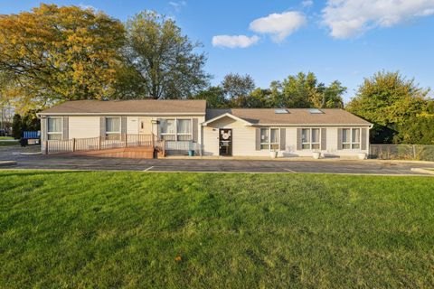 Photo of 1S221 Summit Avenue, Oakbrook Terrace, IL 60181 (MLS # 12508531)