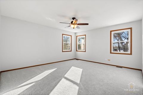 Tiny photo for 631 Cortland Drive, Lake Zurich, IL 60047 (MLS # 12538911)