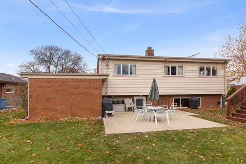 Tiny photo for 402 E Huntington Lane, Elmhurst, IL 60126 (MLS # 12522310)