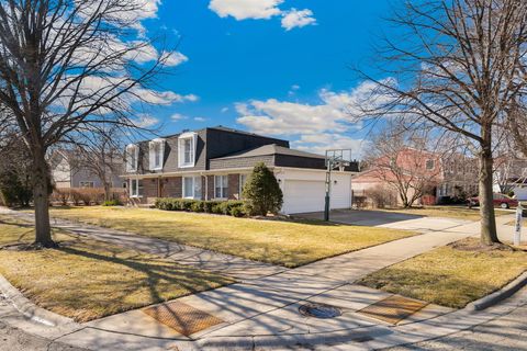 Tiny photo for 2202 N Williamsburg Street, Arlington Heights, IL 60004 (MLS # 12567659)