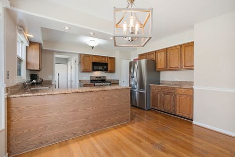 Tiny photo for 2202 N Williamsburg Street, Arlington Heights, IL 60004 (MLS # 12567659)