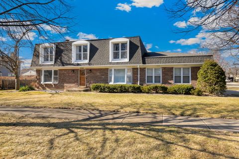 Photo of 2202 N Williamsburg Street, Arlington Heights, IL 60004 (MLS # 12567659)