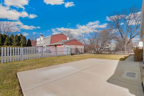 Tiny photo for 2202 N Williamsburg Street, Arlington Heights, IL 60004 (MLS # 12567659)