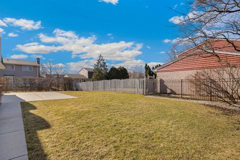 Tiny photo for 2202 N Williamsburg Street, Arlington Heights, IL 60004 (MLS # 12567659)
