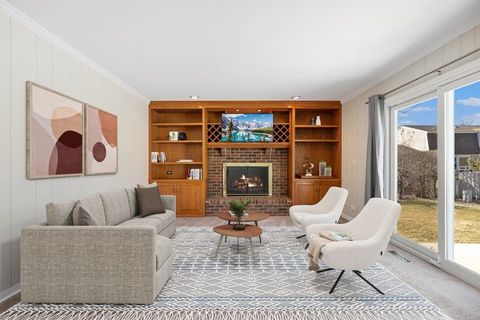 Tiny photo for 2202 N Williamsburg Street, Arlington Heights, IL 60004 (MLS # 12567659)