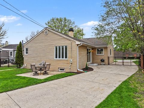 Tiny photo for 218 N Louis Street, Mount Prospect, IL 60056 (MLS # 12631971)