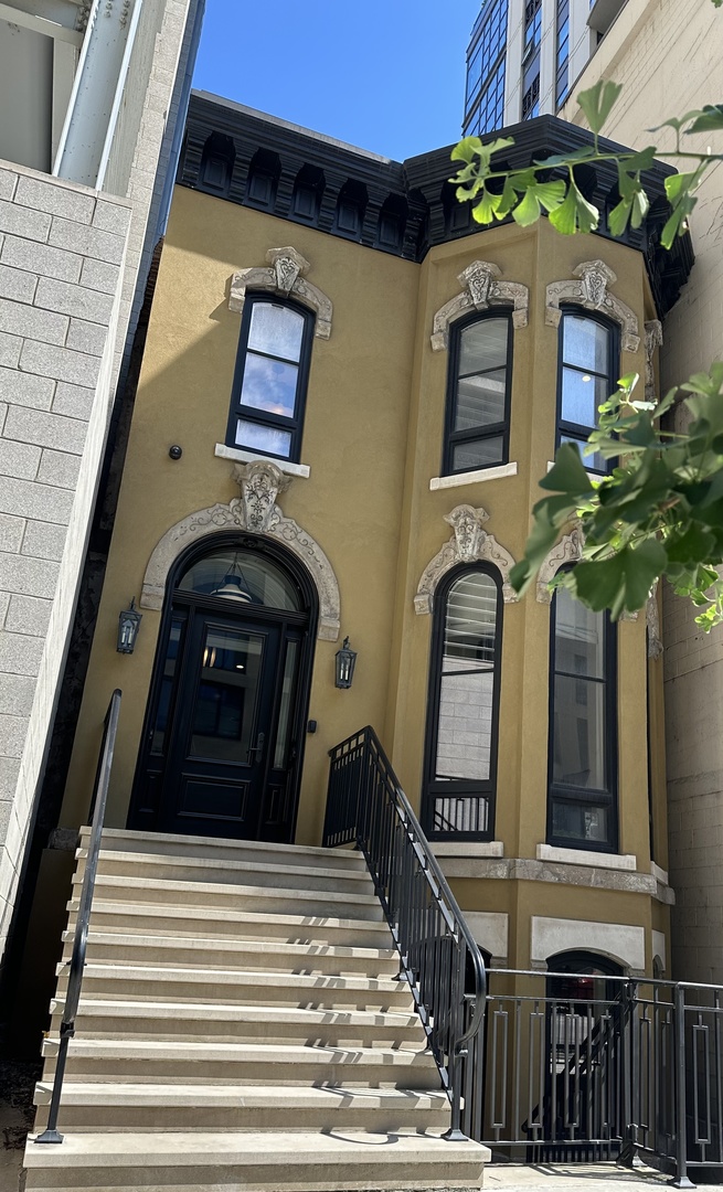 154 W Superior Street