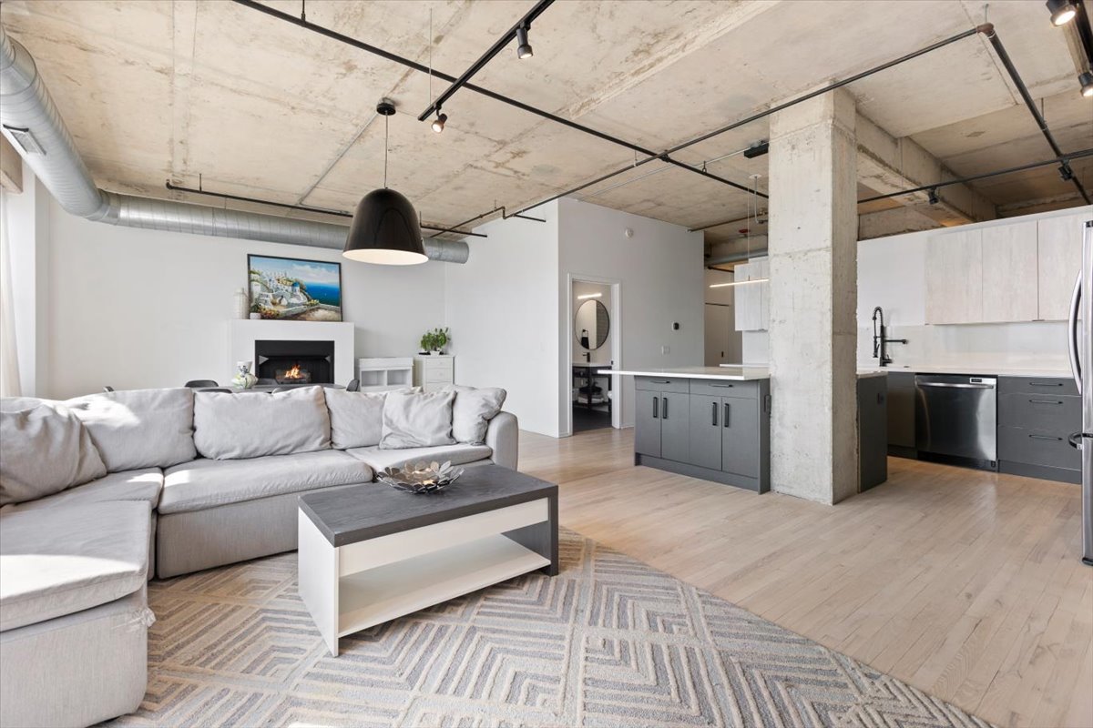 6 S Laflin Street 907