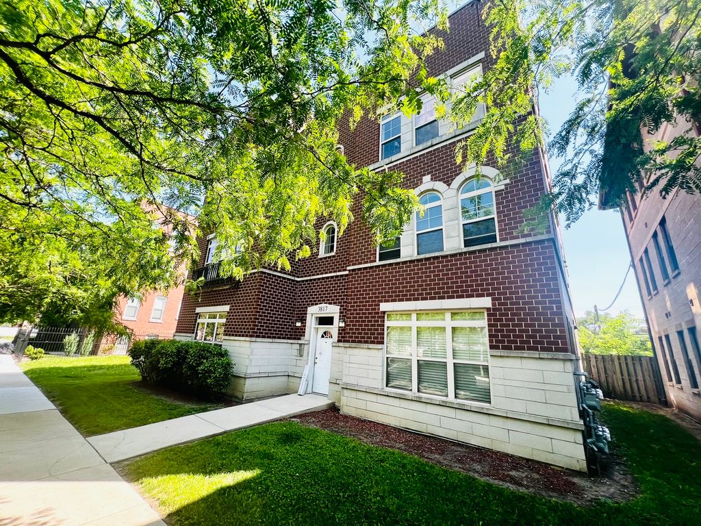 Photo for 3817 S Ellis Avenue #101, Chicago, IL 60653 (MLS # 12338993)