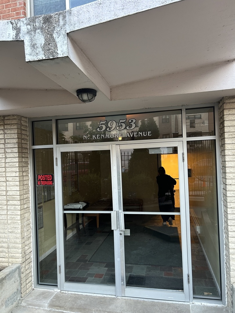 5953 N KENMORE Street 305