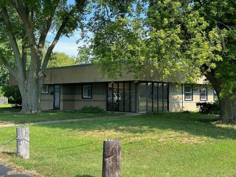 711 N 1st Street DeKalb IL 60115