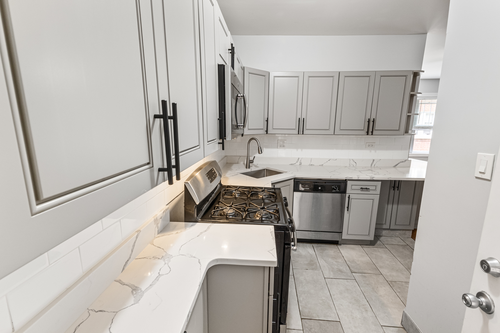 6112 N Winthrop Avenue 1W