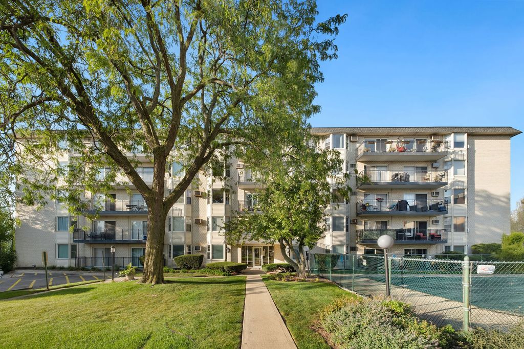 Photo for 5510 Lincoln Avenue #301, Morton Grove, IL 60053 (MLS # 12493325)